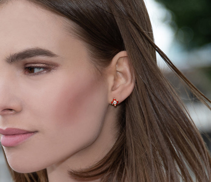 Clover earrings in yellow gold plating with red en