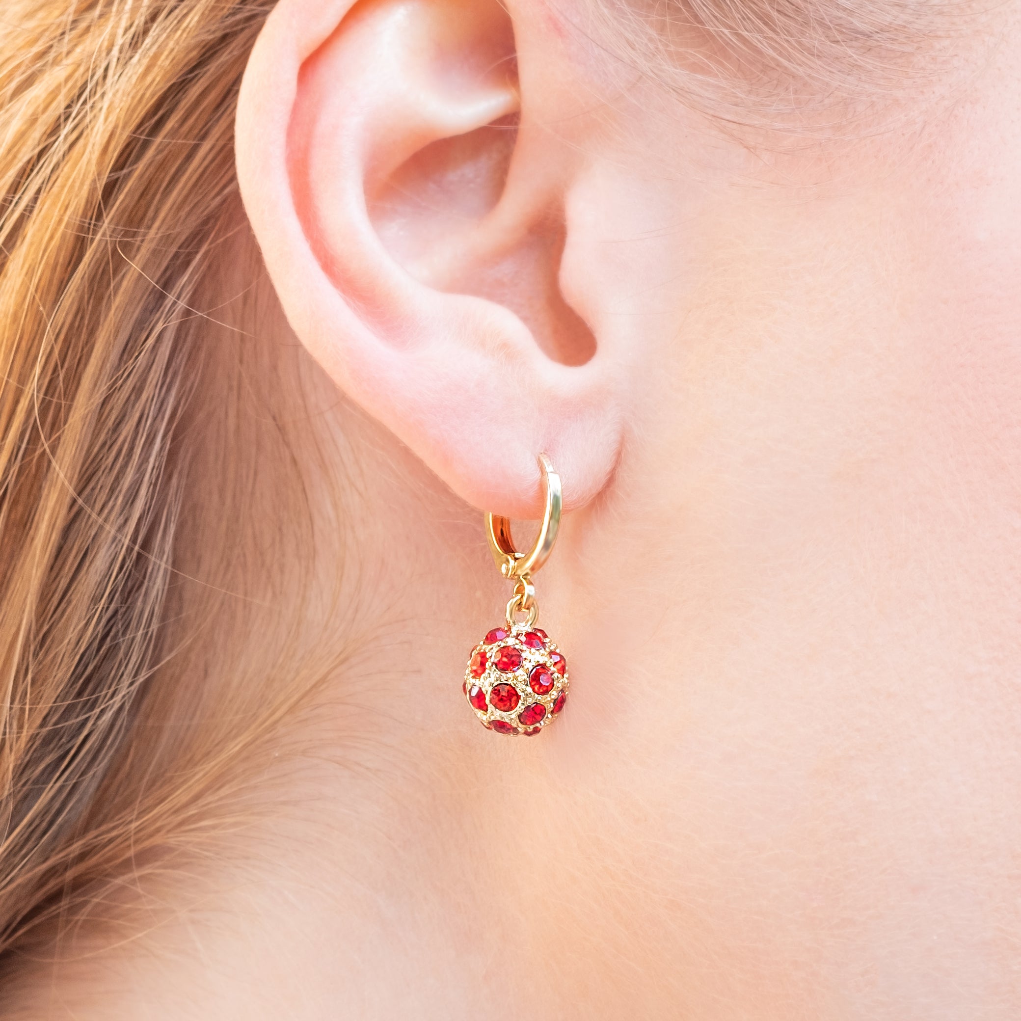 Crystal ball earring in yellow gold with red cryst
