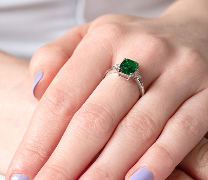 Emerald cut emerald ring in rhodium plating in siz