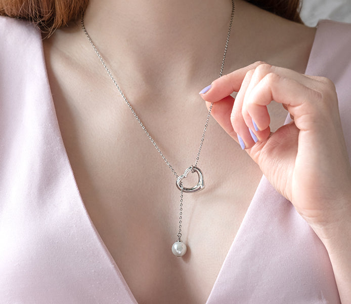 Lariat heart pendant in rhodium plating