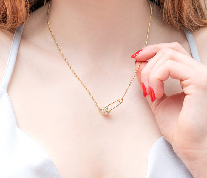 Safety pin pendant in gold plating with clear crys