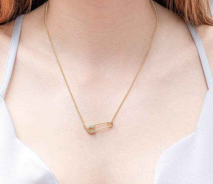Safety pin pendant in gold plating with clear crys