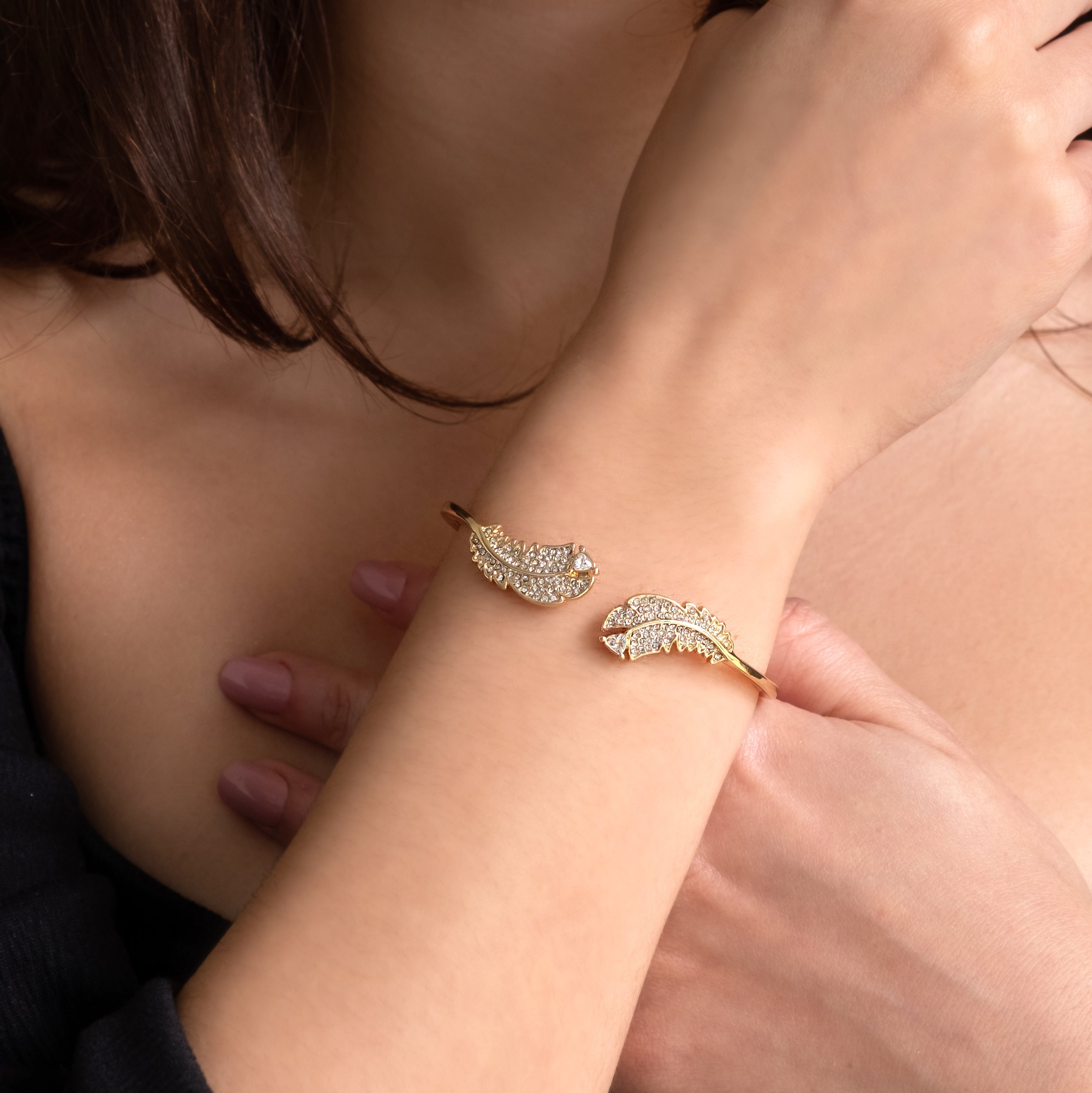 Feather bangle with crystals in gold plating