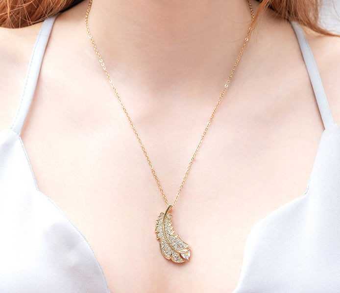 Feather pendant in yellow gold plating