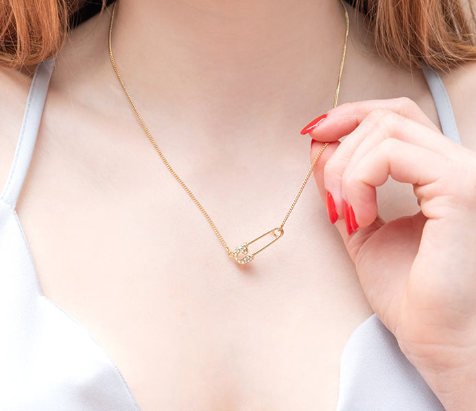 Safety pin pendant in gold plating with clear crys
