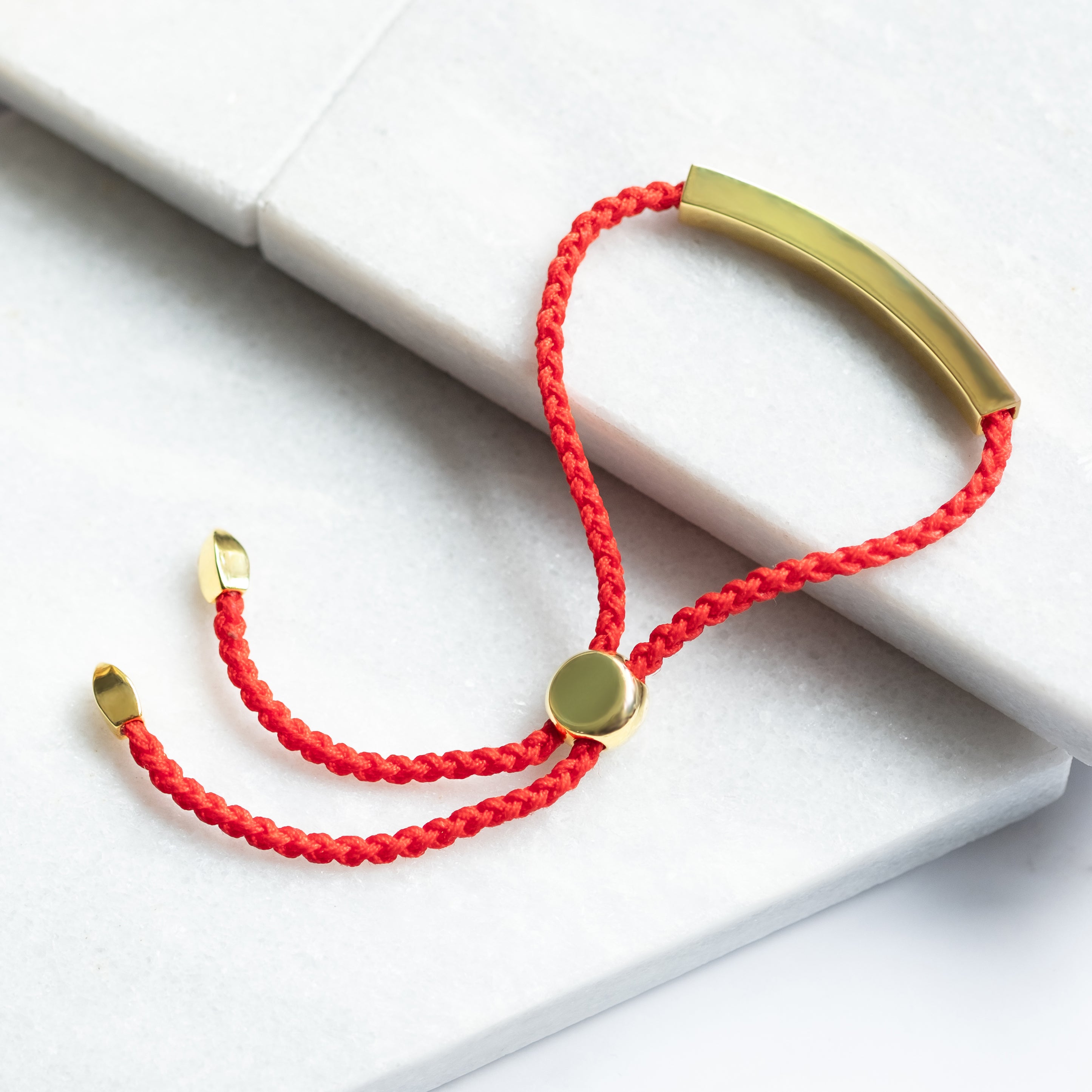 Sula bracelet in gold plating with red cord